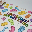 CADERNO FINI COM CHEIRO – 10 MATÉRIAS  CAPA CAUTION SWEET ZONE  FORONI OFICIAL

